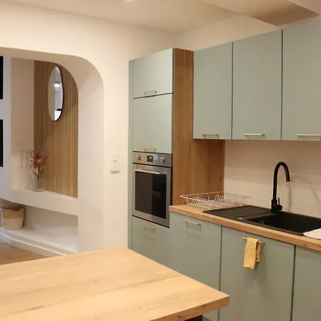 Centre Historique, Ideal Couple Apartment