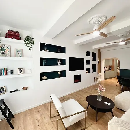 Centre Historique, Ideal Couple Apartment